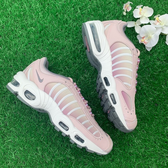 Nike Air Max Tailwind IV Women’s shoe - Picture 2 of 5